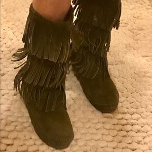 Minnetonka fringe boots size 8